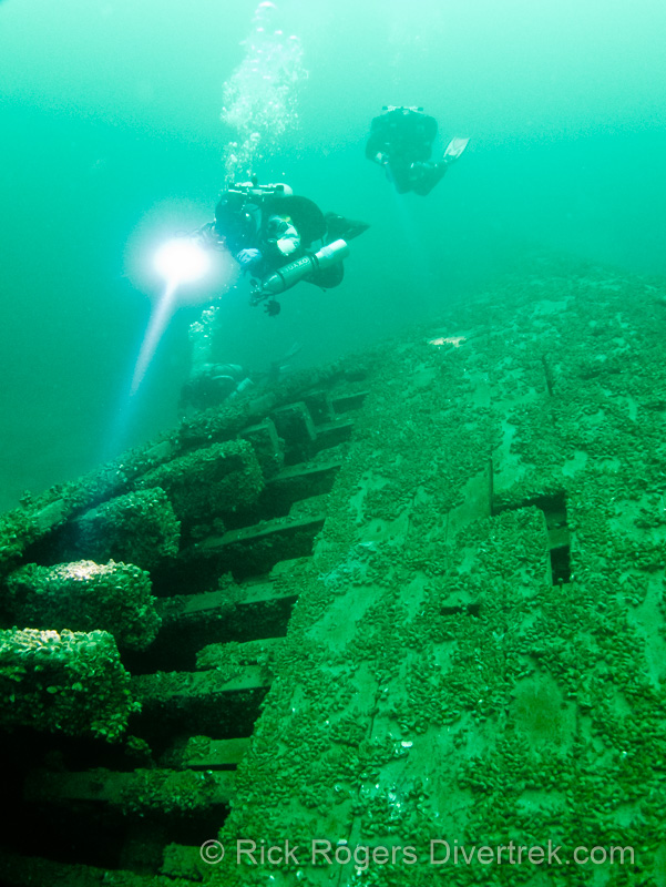 divers on the Dean Richmond wreck